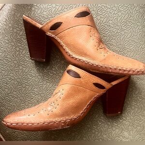 FRYE Phoenix Women’s Mules Stressed Studded Leather Tan & Brown Sz 7M